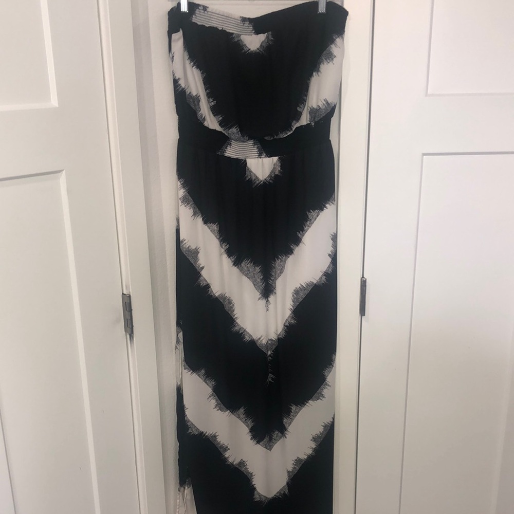 Missimo women’s Elegant Black and White Strapless Dress. Flowy vacation summer.